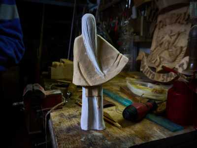 Ma le troccole non sono gli unici oggetti presenti nella bottega. L�ambiente � infatti colmo di stemmi araldici, croci e soprattutto statuette in legno che rappresentano i �perdoni�